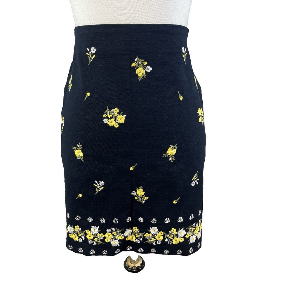 Ann Taylor Loft Skirt size 4 Navy Blue Yellow Floral Embroidery Knee Stretch